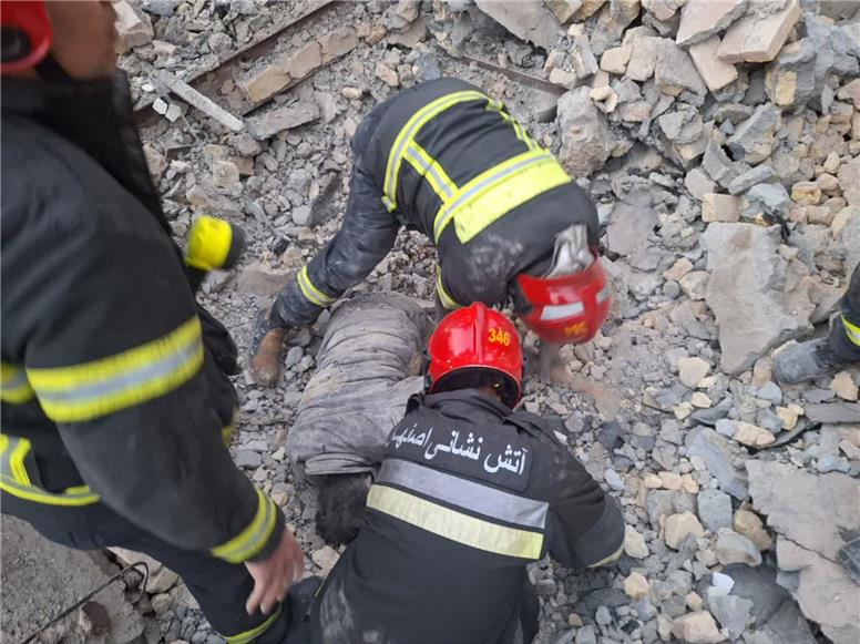 نجات معجزه‌آسای کارگر ۴۰ ساله از زیر آوار ساختمان در حال تخریب
