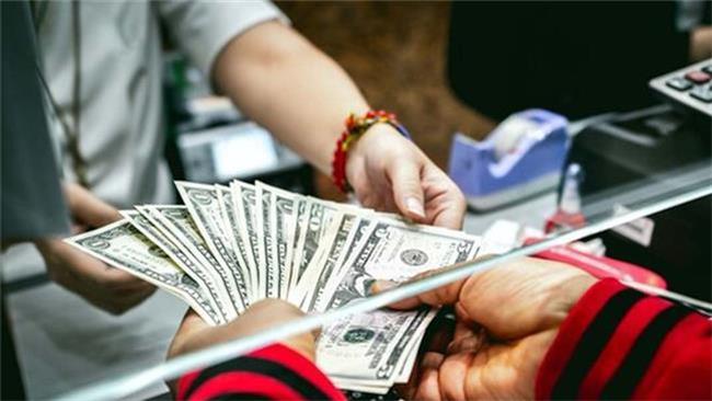 خریداران و فروشندگان ارز  مالیات پرداخت می کنند