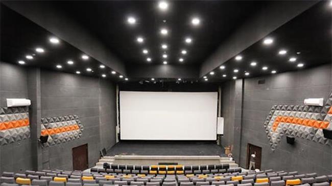 کارت سینما به مخاطبان ارایه می‌شود