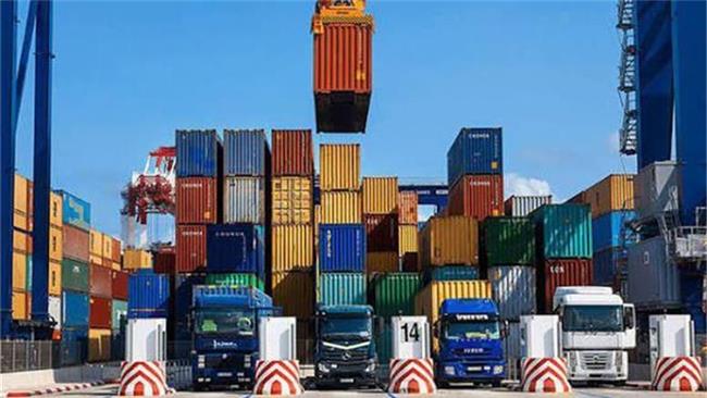 روزانه به طور متوسط تشریفات صادرات ۲۶۴ کامیون از گمرکات استان اصفهان انجام می‌پذیرد