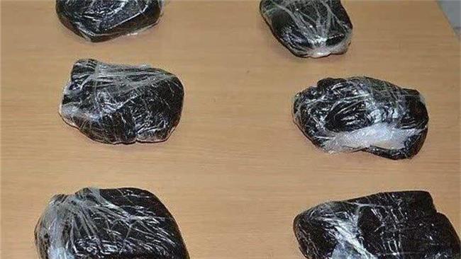 کشف بیش از 8 کیلوگرم مواد مخدر و سلاح از خودروی لوکس در اصفهان