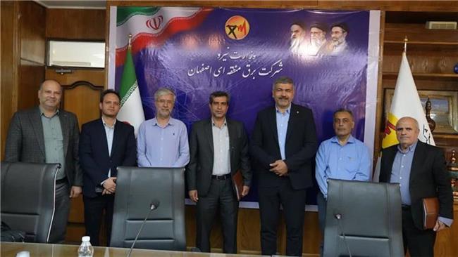 معرفی نرم‌افزارهای هوشمند و امضای تفاهم‌نامه همکاری میان شرکت‌های آذرخش و اختر برق در اصفهان