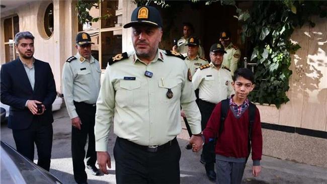 همراهی فرزند شهید مهرابی با فرمانده انتظامی استان اصفهان در آغاز سال تحصیلی