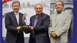 تندیس برترین دستگاه اجرایی به شهردار نجف آباد رسید